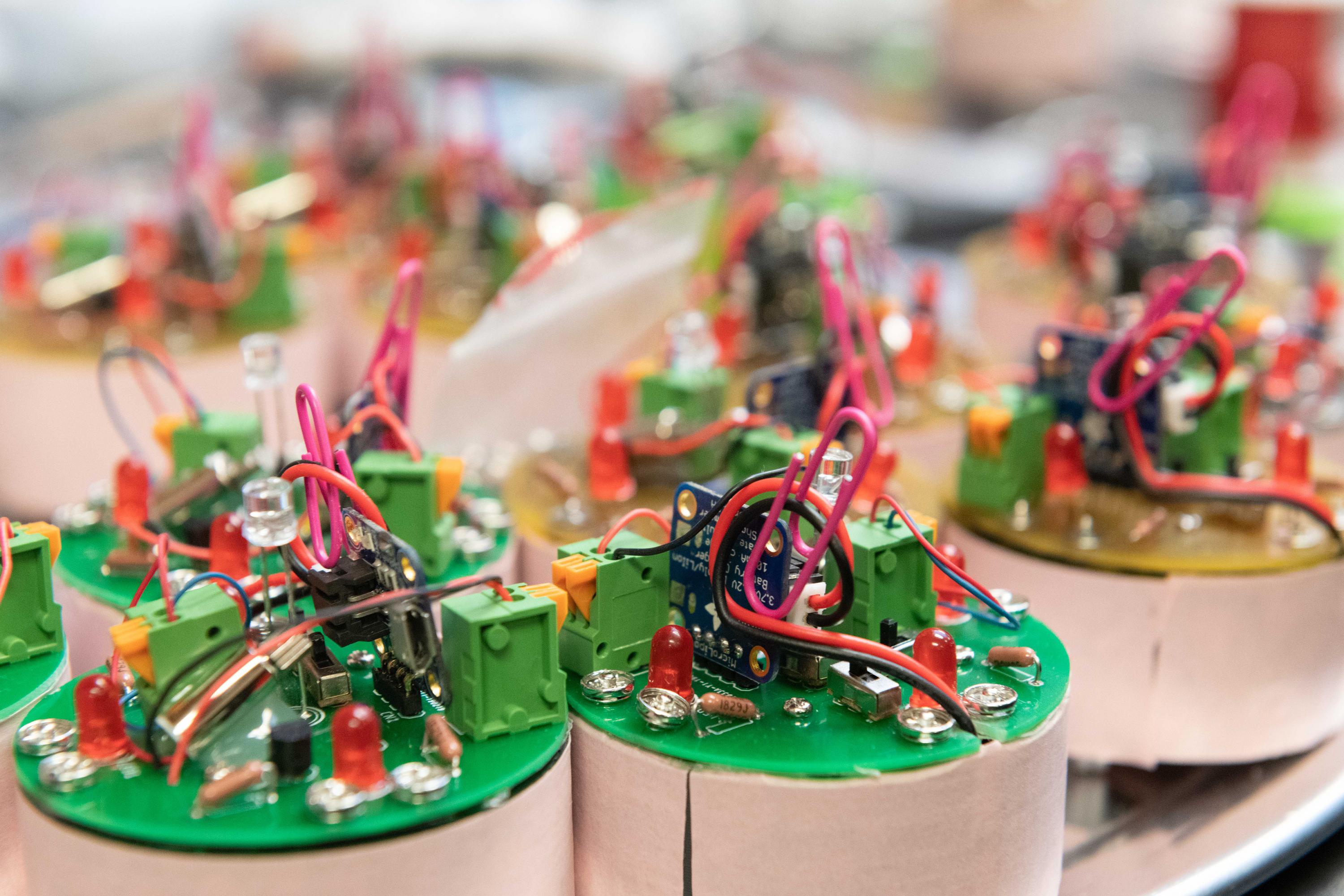Vibrating robots with magnetic interactions