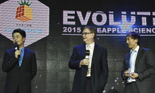 David Hu receiving his first Pineapple Science Prize in 2015 (Credit: newsplusradio.cn)