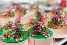 Vibrating robots with magnetic interactions Vibrating robots with magnetic interactions
