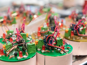 Vibrating robots with magnetic interactions