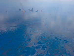 A sheen of oil coats the surface of the Gulf of Mexico in June 2010, as ships work to help control the Deepwater Horizon spill. Credit: kris krüg, CC BY-NC-SA 2.0/Eos Magazine